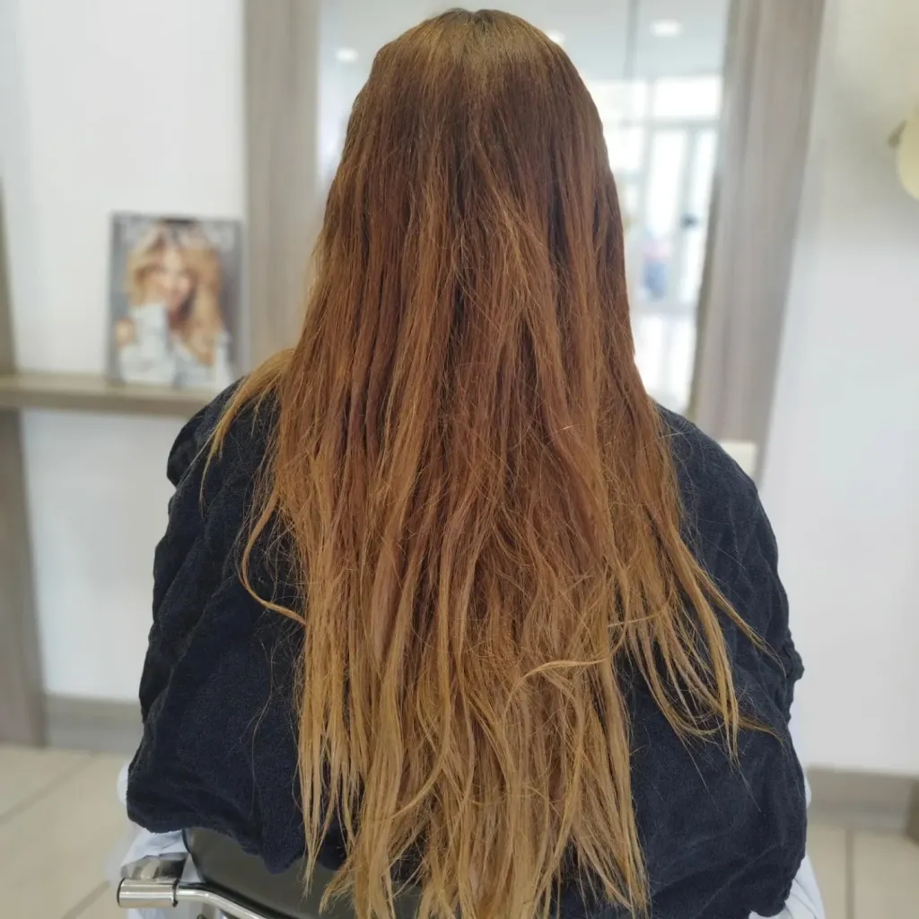 Cheveux longs aux longueurs ternies et reflets orangés, avant balayage