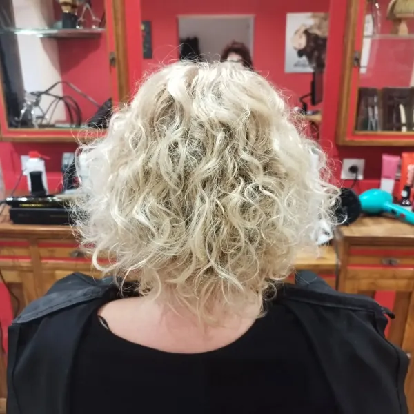 Boucles blondes définies sur cheveux courts, vues de dos