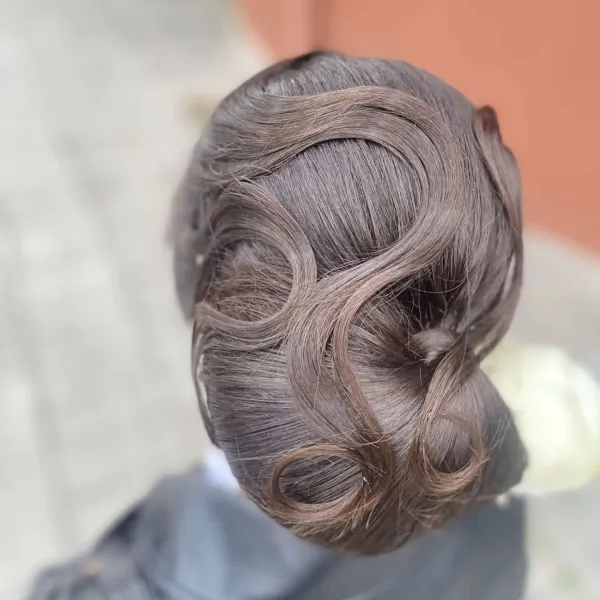 Chignon bas aux ondulations sculptées, vu de dessus
