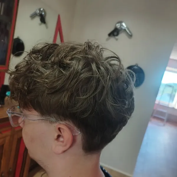 Coupe courte texturée et effilée, vue de profil