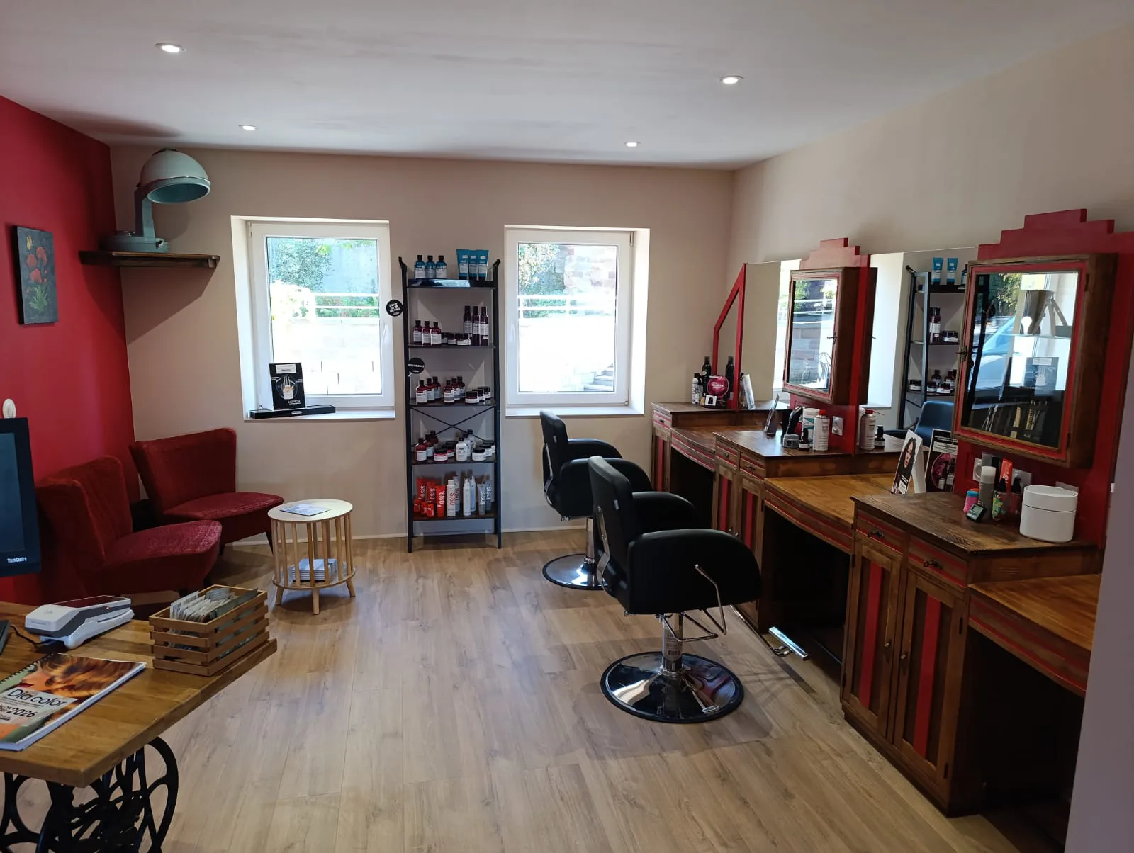 Intérieur du salon de coiffure La Boucle Rouge à Œting, près de Forbach