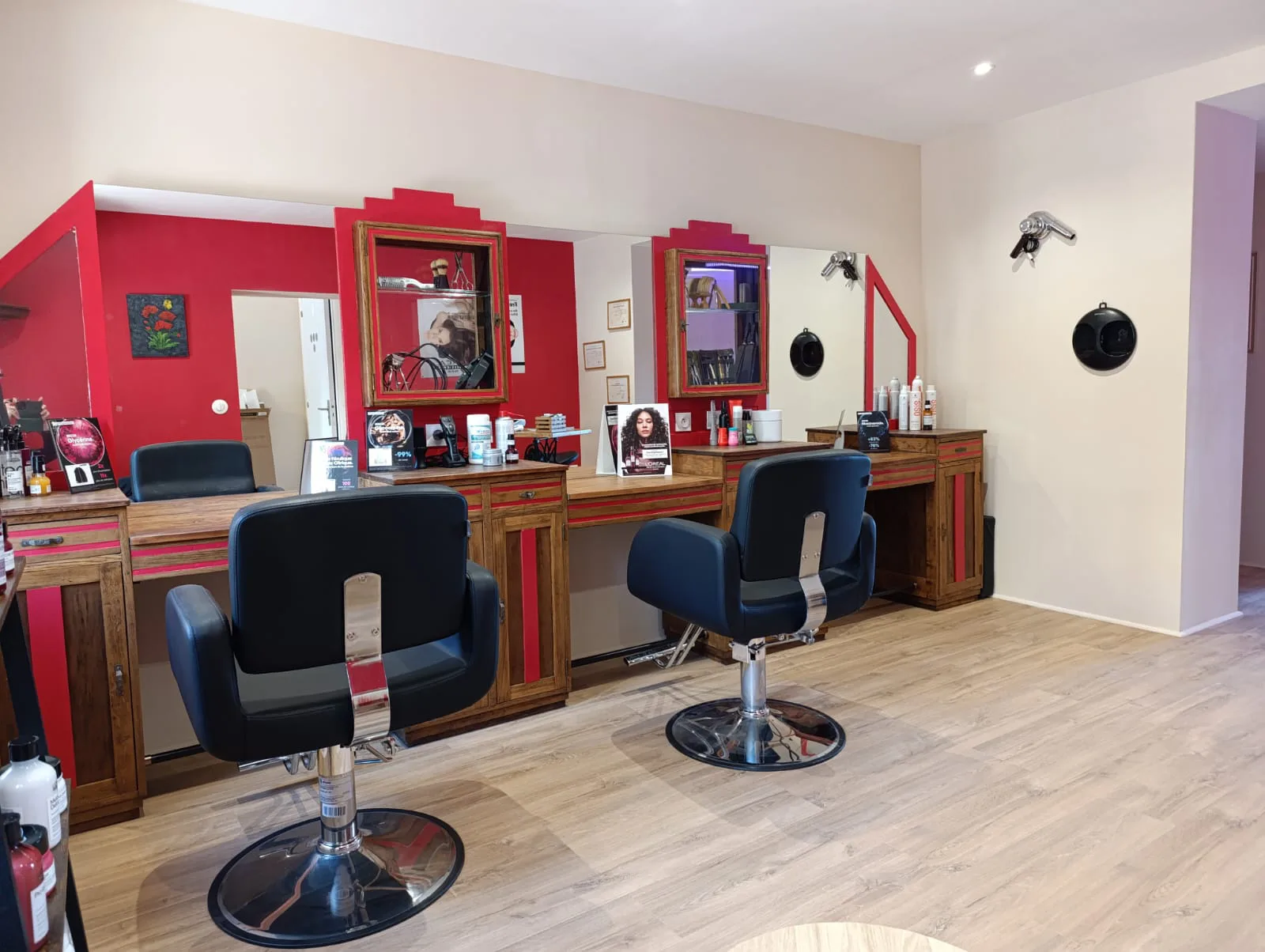 Les postes de coiffage du salon La Boucle Rouge à Œting