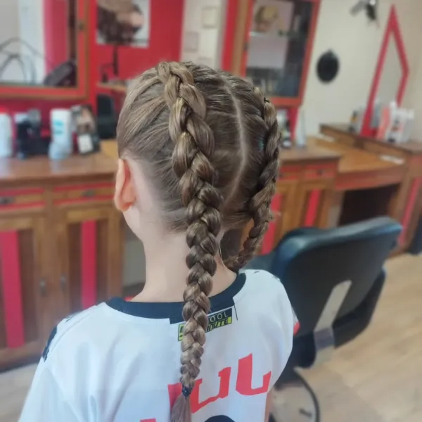 Tresses collées sur cheveux longs, vues de trois quarts au salon